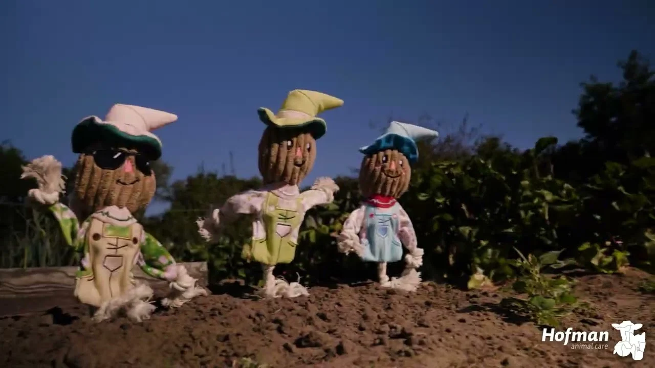 Plyšová hračka pro psy zahradní skřítek s pískátkem M – Garden Paws Garden Gnome Gentle George M - Obrázek 4