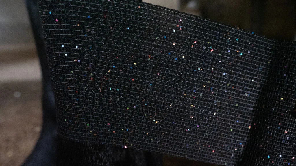Samodržící obinadlo s třpytkami, 10 cm, černé – Excellent Animal Glitter Bandage Profi - Obrázek 4