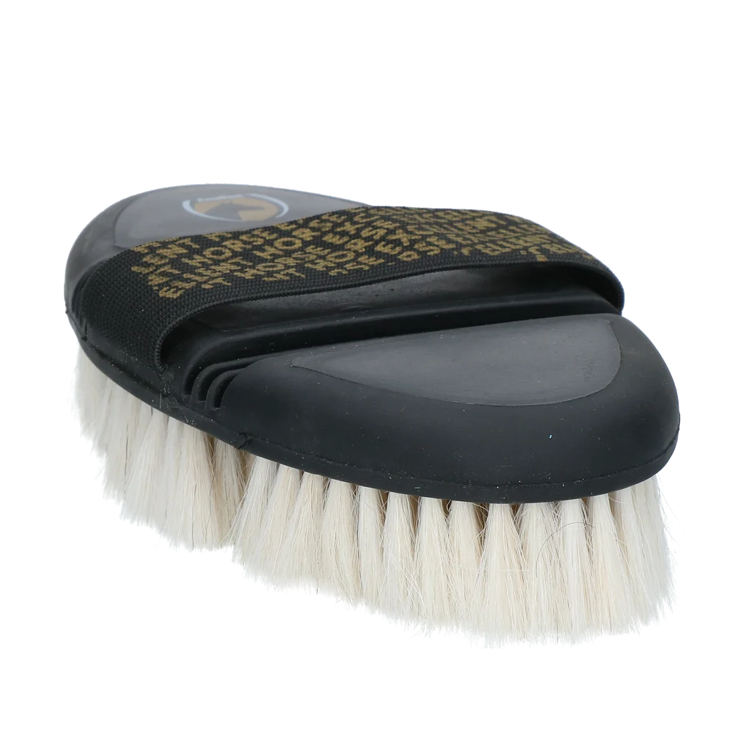 Jemný kartáč na koně s kozími štětinami a pružnou horní částí – Excellent Horse Flexi Brush Shine - Obrázek 1