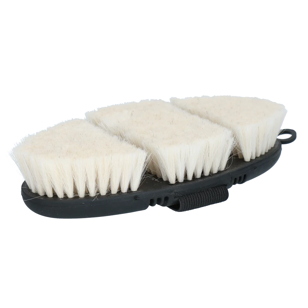 Jemný kartáč na koně s kozími štětinami a pružnou horní částí – Excellent Horse Flexi Brush Shine - Obrázek 4