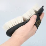 Jemný kartáč na koně s kozími štětinami a pružnou horní částí – Excellent Horse Flexi Brush Shine - Obrázek 5