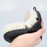 Jemný kartáč na koně s kozími štětinami a pružnou horní částí – Excellent Horse Flexi Brush Shine - Obrázek 6