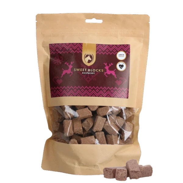 Pamlsky pro koně s malinou, s nízkým obsahem cukru, 15 x 15 x 20 mm – Excellent Horse Christmas Sweet Blocks Framboos