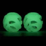 Svítící míček pro psy M, plovoucí, 6 cm – Chuckit! Air Glow Fetch Ball - Obrázek 3
