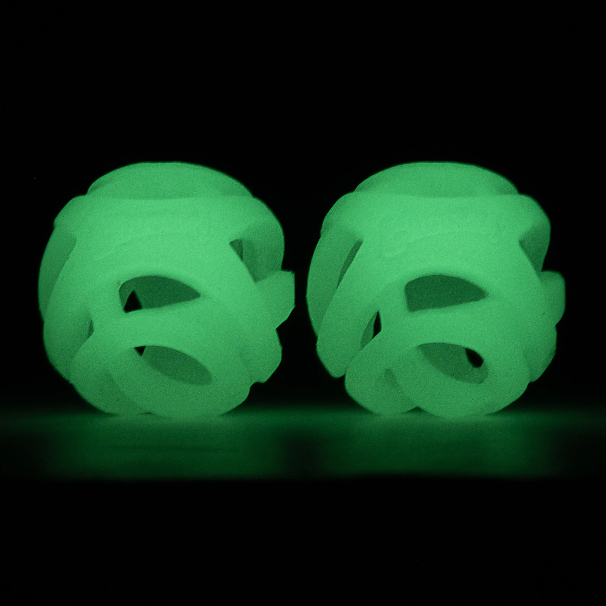 Svítící míček pro psy M, plovoucí, 6 cm, 2 kusy – Chuckit! Air Glow Fetch Ball - Obrázek 3