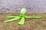 Hračka pro psy s pískátkem a šusticími chapadly, M 28 cm, zelená – Dog Comets Alien Octo - Obrázek 5