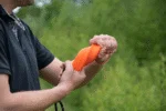 Aportovací hračka se šňůrou, plovoucí, 20 x 4 x 4 cm, oranžová – Dog Comets Orion - Obrázek 3