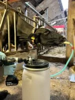 Drenčovací pumpa pro krávy s pohonem vrtačkou a nádobou o objemu 25 l – Excellent Cow Drencher Drill Driven - Obrázek 2