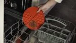 Kulatá lízací podložka s hlubokými prohlubněmi, červená, ø 21 cm – Eat Slow Live Longer Lick Mat Dimensions Circle - Obrázek 4