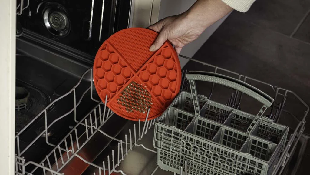 Kulatá lízací podložka s hlubokými prohlubněmi, červená, ø 21 cm – Eat Slow Live Longer Lick Mat Dimensions Circle - Obrázek 4