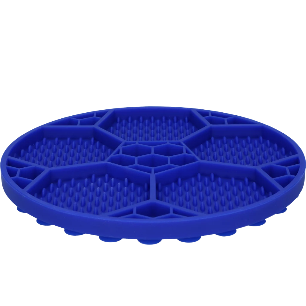 Lízací podložka pro psy s fotbalovým vzorem a přísavkami, Ø 22 cm, modrá – Eat Slow Live Longer Lick Mat Soccer Ball - Obrázek 3