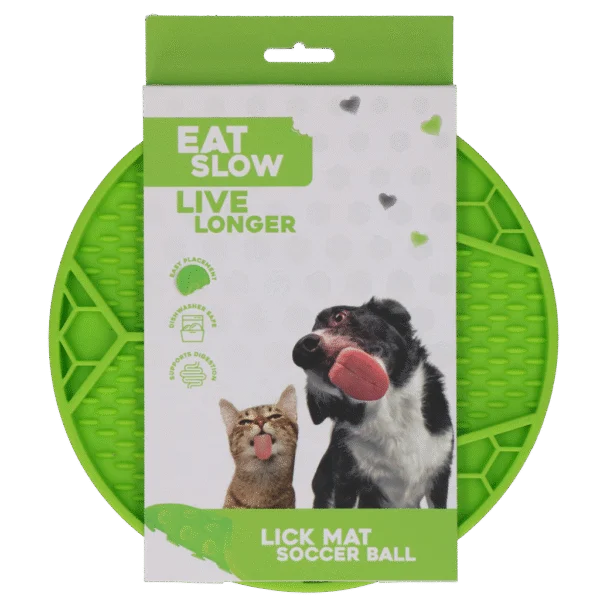 Lízací podložka pro psy s fotbalovým vzorem a přísavkami, Ø 22 cm, zelená – Eat Slow Live Longer Lick Mat Soccer Ball