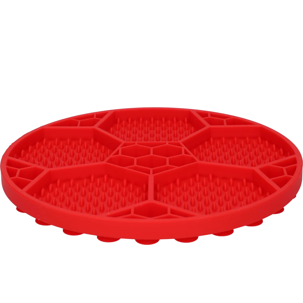 Lízací podložka pro psy s fotbalovým vzorem a přísavkami, Ø 22 cm, červená – Eat Slow Live Longer Lick Mat Soccer Ball - Obrázek 3