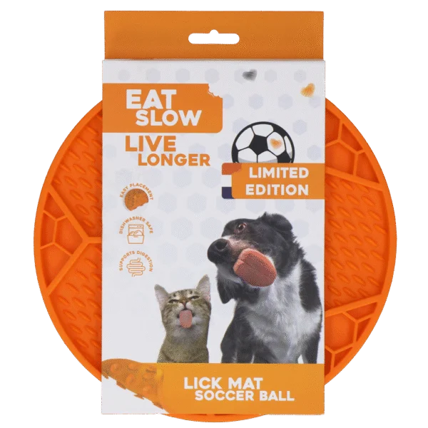 Lízací podložka pro psy s fotbalovým vzorem a přísavkami, Ø 22 cm, oranžová – Eat Slow Live Longer Lick Mat Soccer Ball