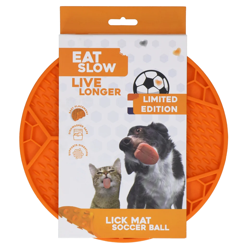 Lízací podložka pro psy s fotbalovým vzorem a přísavkami, Ø 22 cm, oranžová – Eat Slow Live Longer Lick Mat Soccer Ball - Obrázek 1