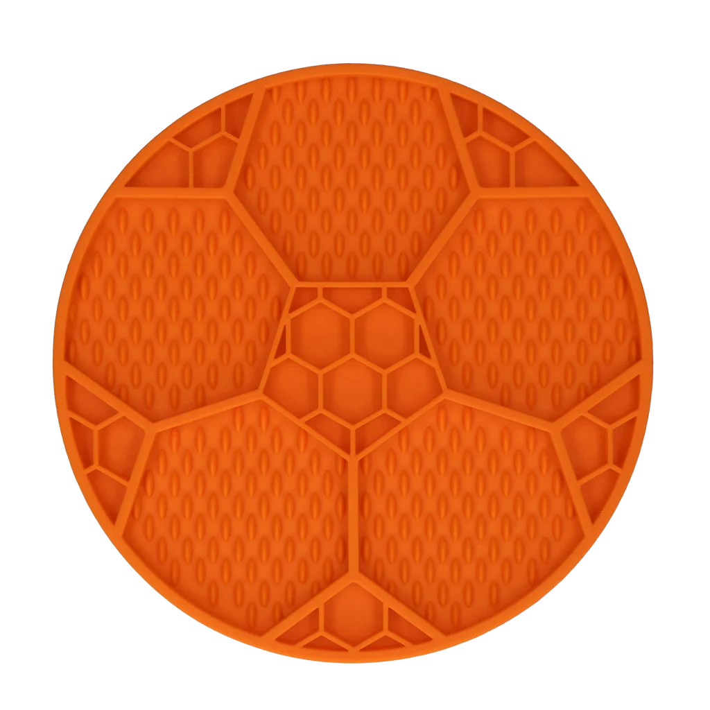 Lízací podložka pro psy s fotbalovým vzorem a přísavkami, Ø 22 cm, oranžová – Eat Slow Live Longer Lick Mat Soccer Ball - Obrázek 3