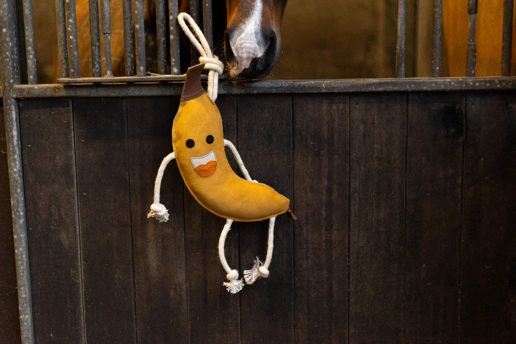 Koňská hračka do stáje z kůže s jutovou výplní, banán, 40 x 12 x 5 cm – Excellent Horse Foodie Friends Banana - Obrázek 4