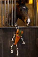 Koňská hračka do stáje z kůže s jutovou výplní, mrkev, 40 x 16 x 5 cm – Excellent Horse Foodie Friends Carrot - Obrázek 3