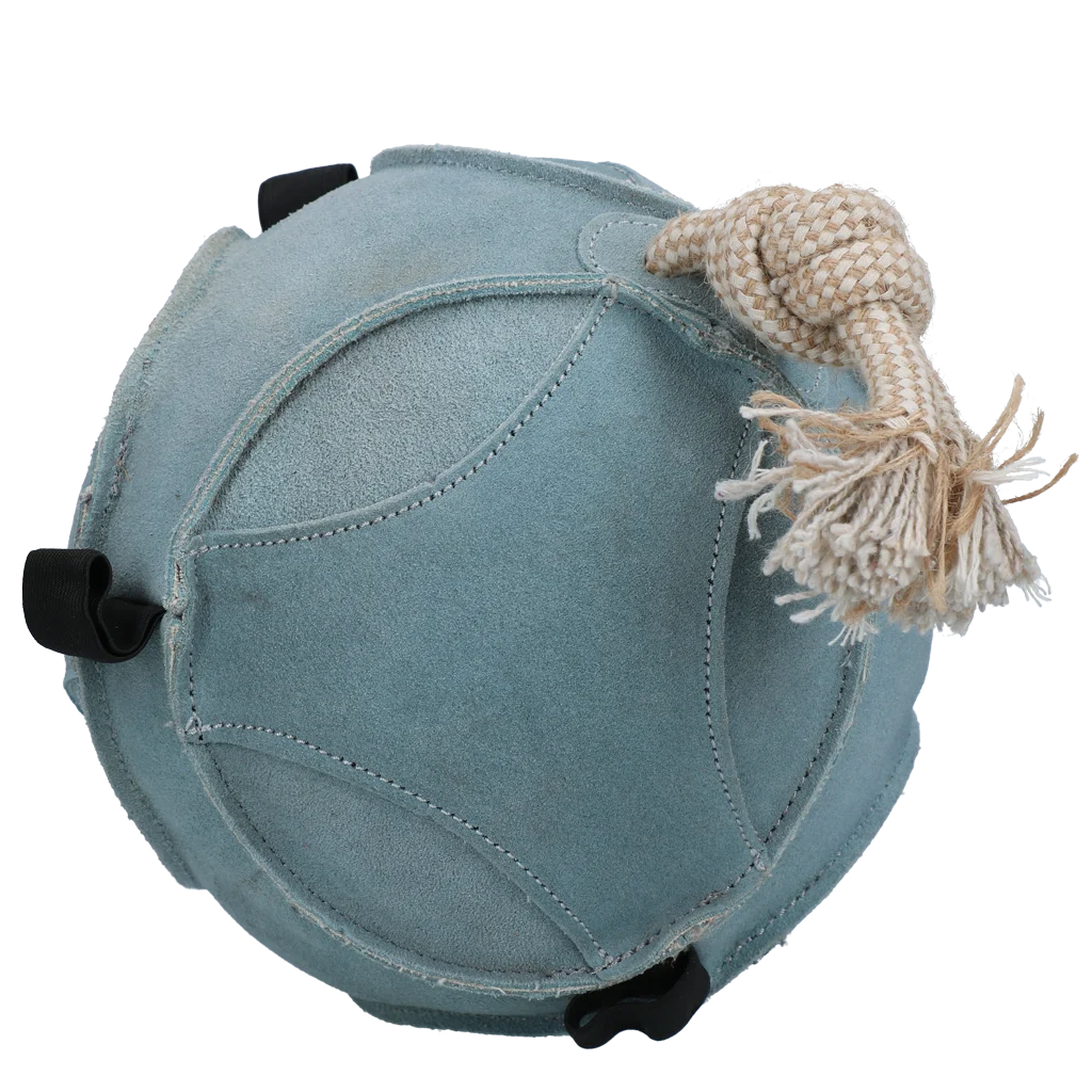 Hračka pro koně ze semiše s pružnými poutky na pamlsky, modrá – Excellent Horse Fun Play Ball Suede - Obrázek 2