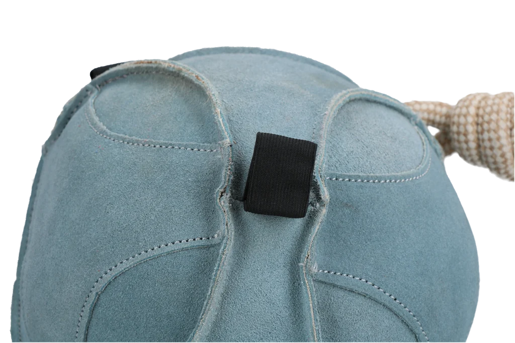 Hračka pro koně ze semiše s pružnými poutky na pamlsky, modrá – Excellent Horse Fun Play Ball Suede - Obrázek 3