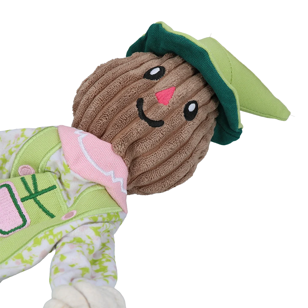 Přetahovací hračka strašák s šustícím tělem a lanem – Garden Paws Scarecrow Indy Fields M - Obrázek 4