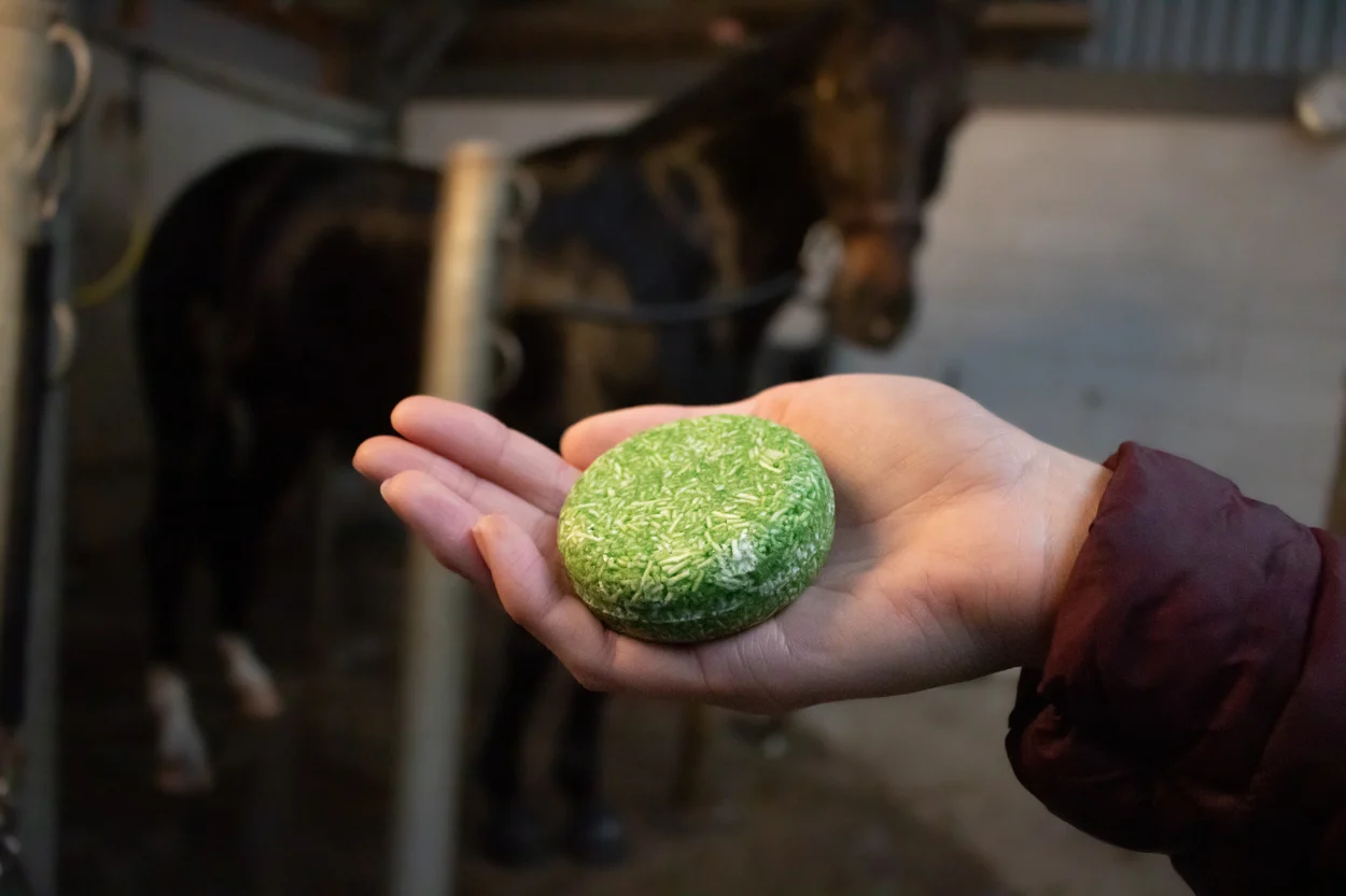 Tuhý šampon pro koně s kondicionérem, aloe vera, 60 g – Excellent Horse Hi Gloss Shampoo Bar - Obrázek 3