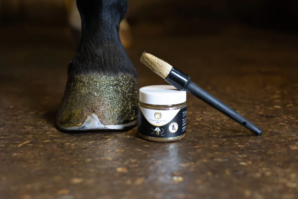 Zlatý třpytivý lak na kopyta, 150 ml – Excellent Horse Hi Gloss Glitter Hoof Polish - Obrázek 5