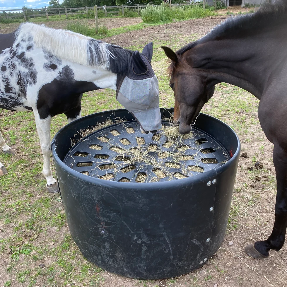 Víko krmelce na seno se 48 otvory, Ø 126 cm – Ok-Plast Hooi Slow Feeder - Obrázek 3
