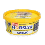 Lízací kámen pro koně jako odměna, 650 g – Horslyx Mini Česnek