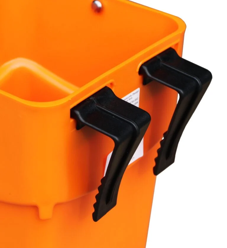 Oranžové napájecí vědro pro telata se závěsnými háky, 5 l – Shoof Kalf Feeder M1 Rail-Hang