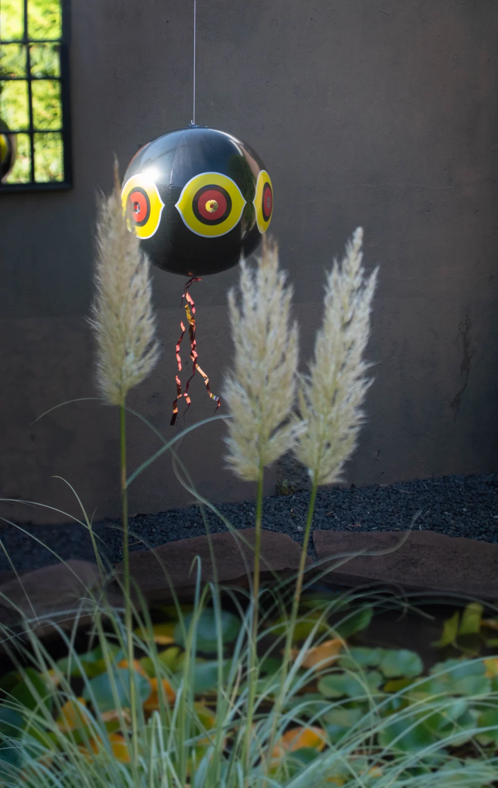 Plašicí balón proti ptákům se závěsnou šňůrou, černý, Ø 40 cm – Knock Pest - Obrázek 2