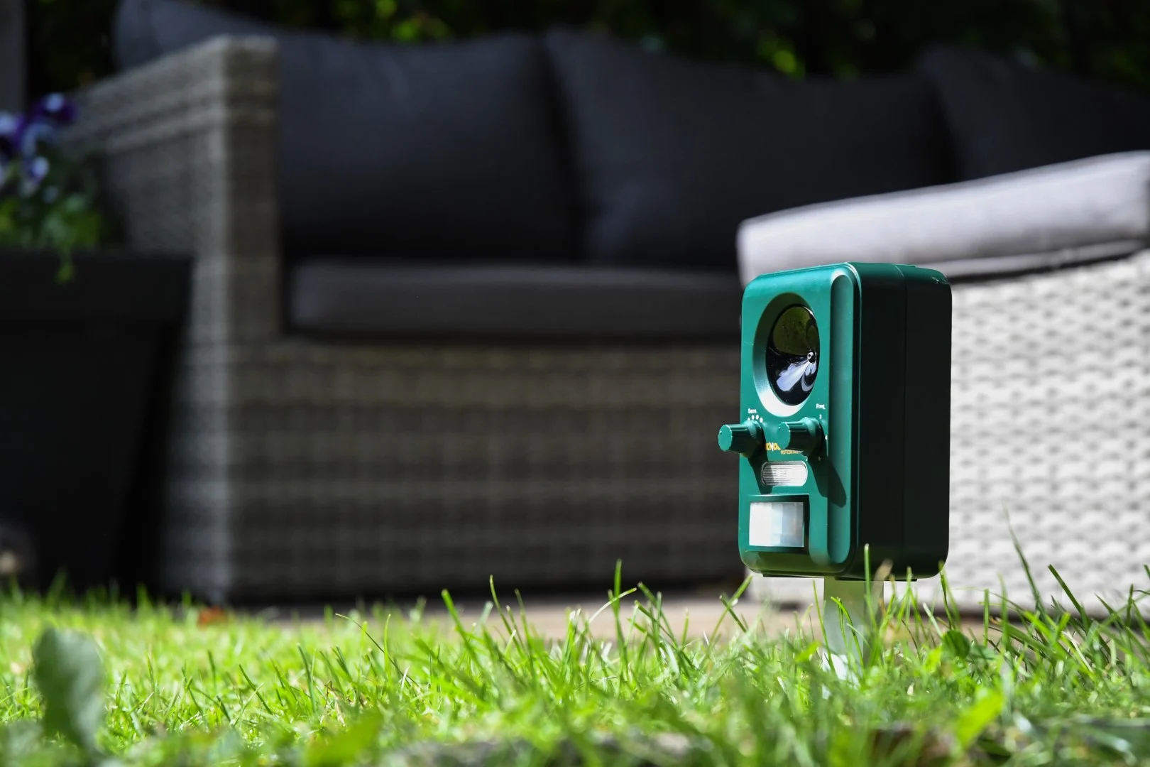 Solární odpuzovač zvířat s pohybovým senzorem a zábleskem – Knock Pest Solar Animal Repeller - Obrázek 4