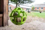 Zobací blok pro nosnice z lučního sena, 3,5 kg – LAX Tierfutter - Obrázek 2