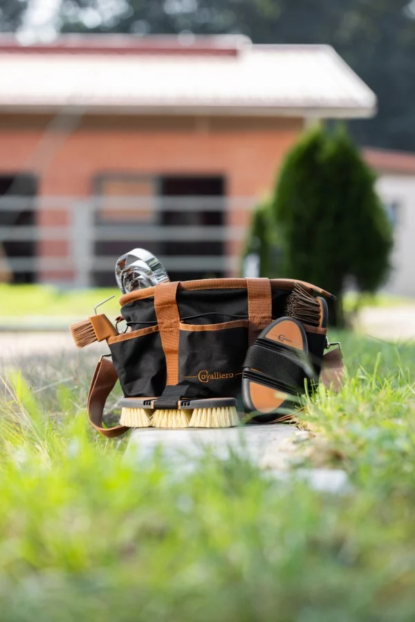 Taška na péči o koně se 6 vnějšími kapsami a odnímatelným ramenním popruhem, černá, 28 x 20 x 22 cm – Covalliero Grooming Bag - Obrázek 2