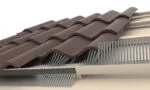 Hřebenáč proti ptákům z pozinkované oceli pod střešní tašky, 1000 mm – VentiStrip - Obrázek 3