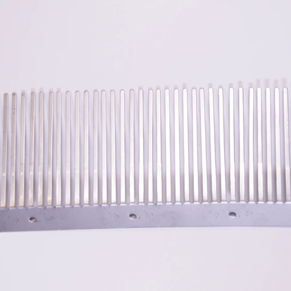 Nerezová ochrana proti ptákům pod střešní tašky, 1000 mm, výška hrotů 75 mm – VentiStrip XL75 - Obrázek 3