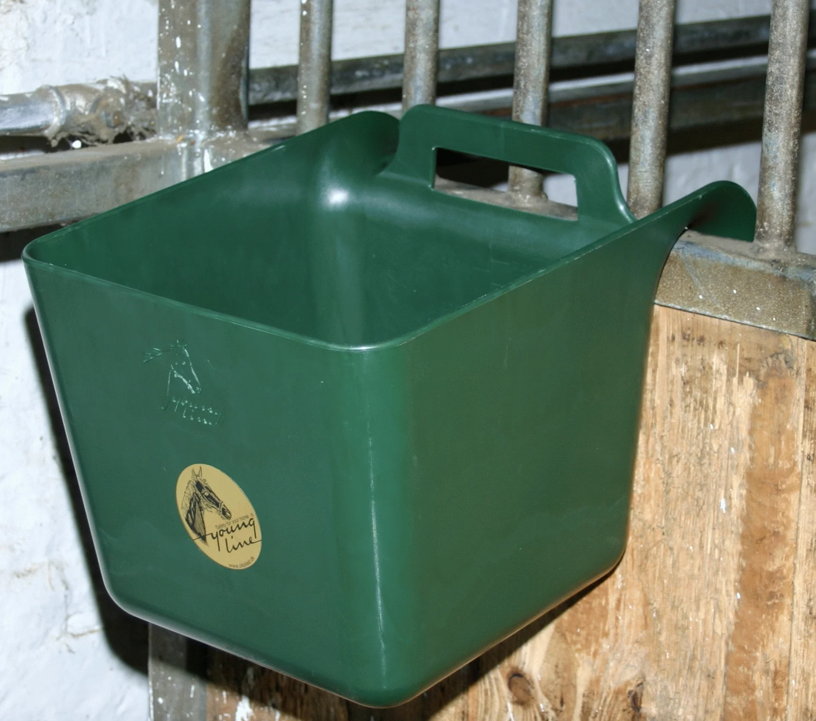 Závěsná krmná nádoba pro koně s rukojetí, 11 l, zelená – Ok-Plast - Obrázek 3