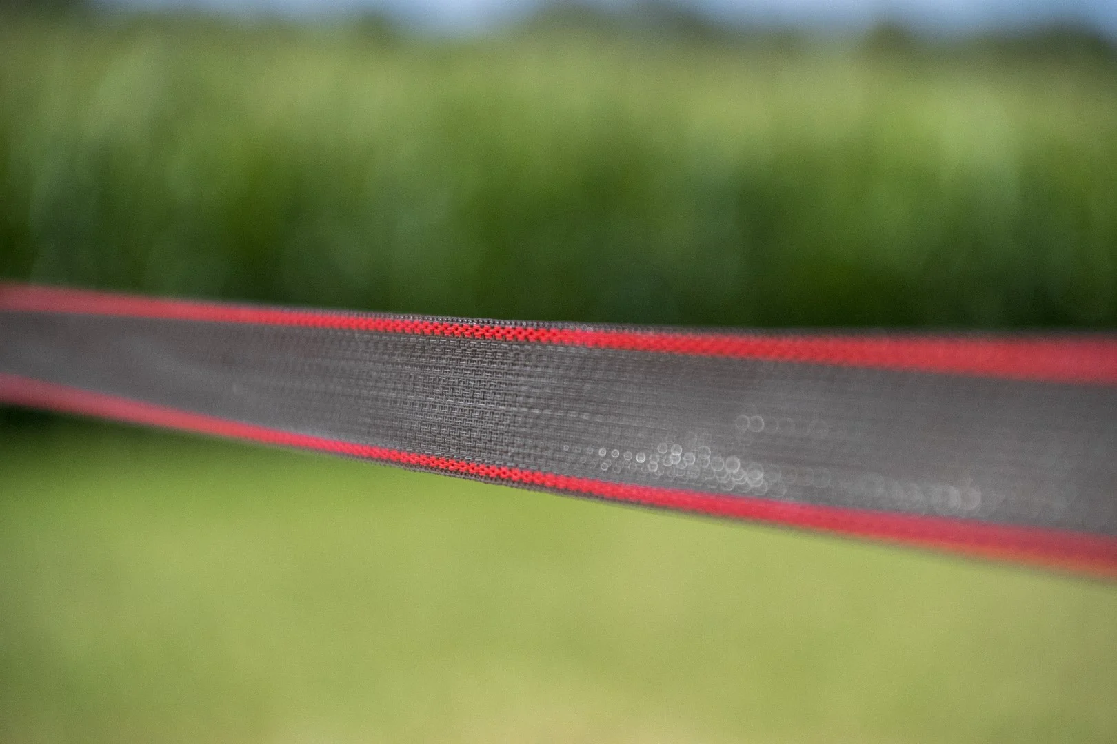 Elektrická ohradníková páska 40 mm, hnědá, se zesílenými okraji, 200 m – ZoneGuard Plus - Obrázek 5