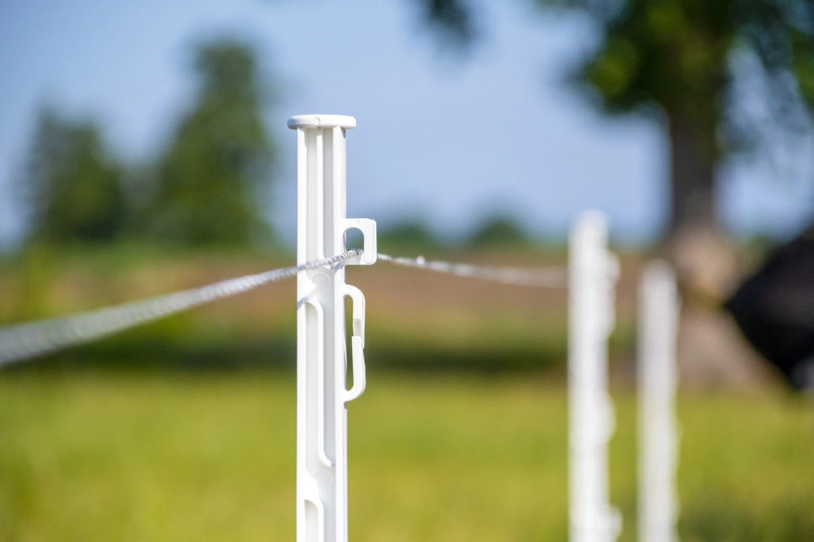 Plastová zatloukací ohradníková tyčka, 105 cm, bílá – ZoneGuard - Obrázek 2