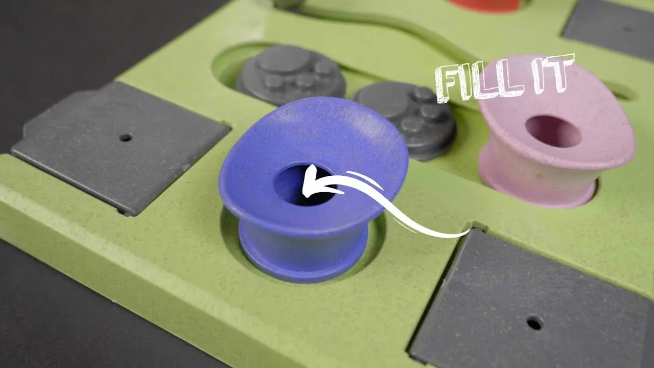 Psí hlavolam na granule a pamlsky s protiskluzovými nožičkami – Eat Slow Live Longer Puzzle Rectangle - Obrázek 2