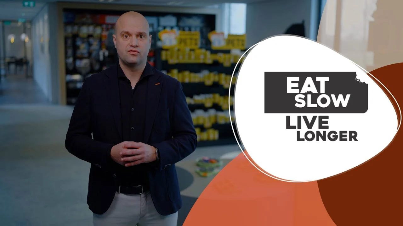 Lízací podložka pro psy s fotbalovým vzorem a přísavkami, Ø 22 cm, oranžová – Eat Slow Live Longer Lick Mat Soccer Ball - Obrázek 2